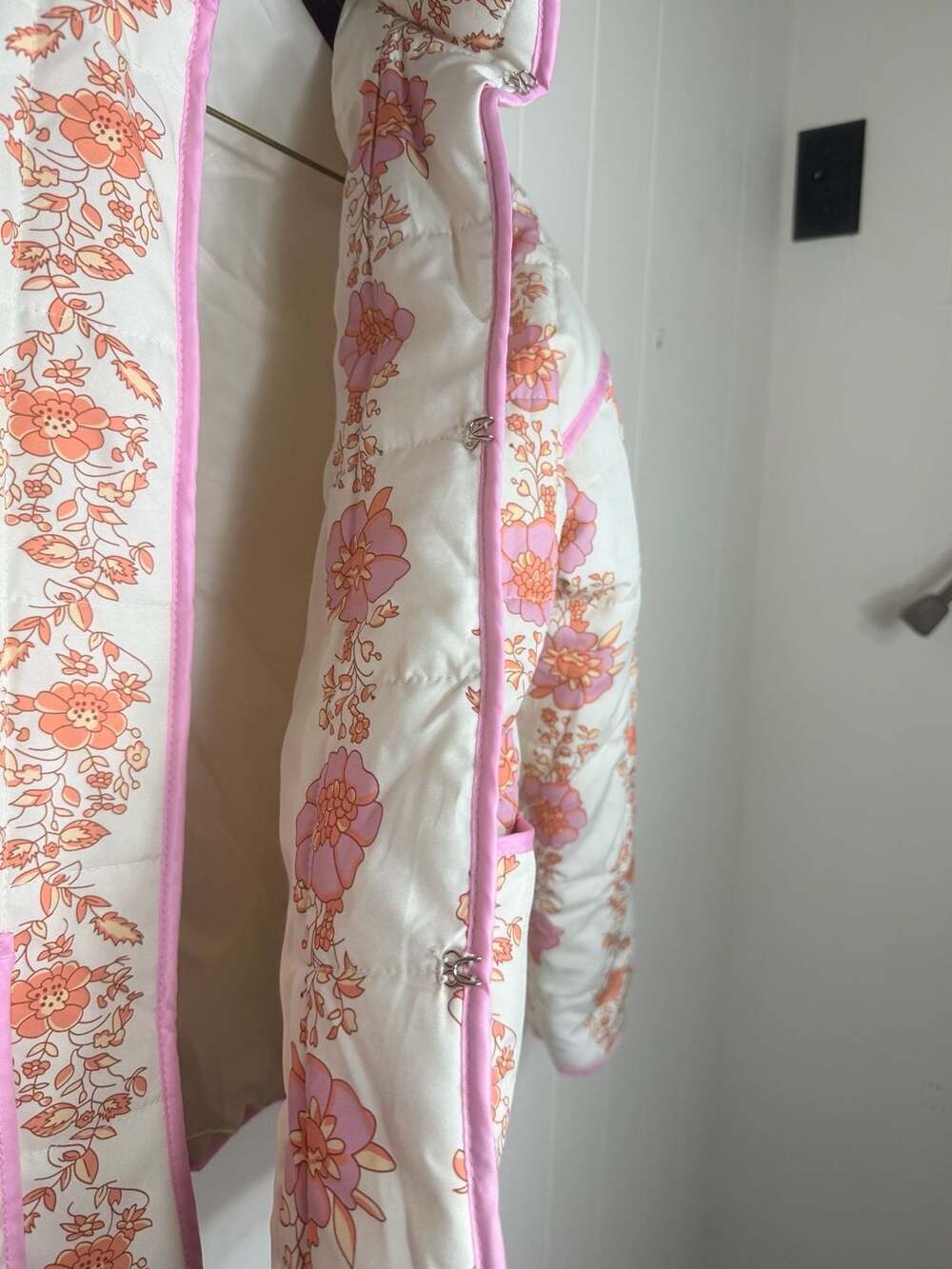Women's Floral Print Quilted Lightweight Open Front Jacket with Pockets - Picture 3 of 6